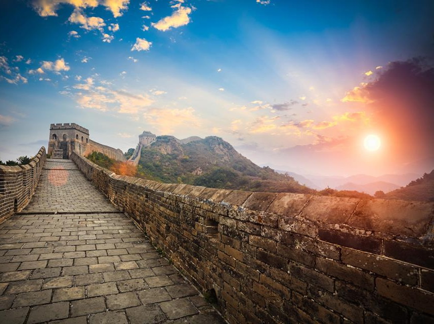 Великая Китайская стена — огромнейшее сооружение в Азии